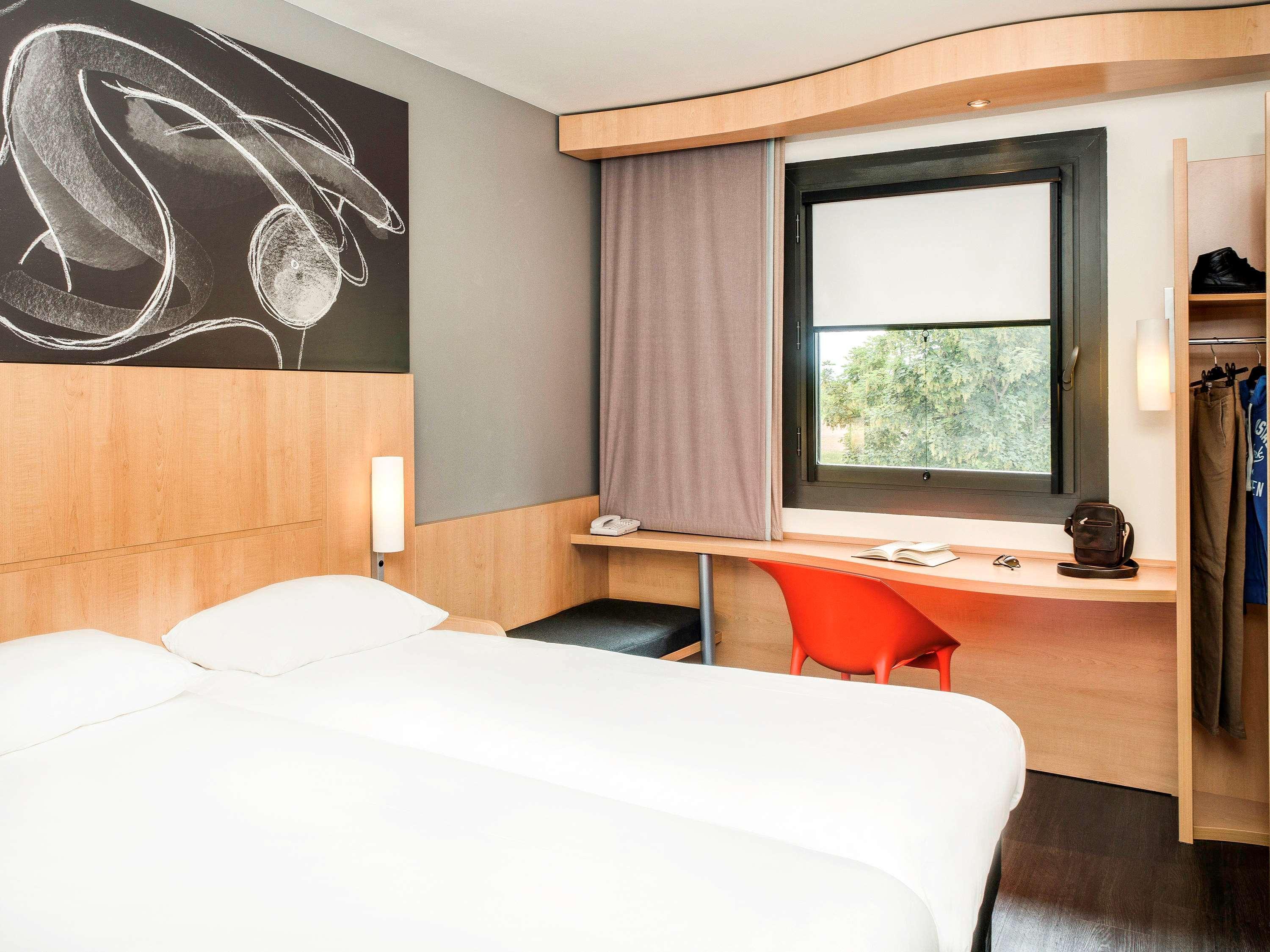 Ibis Montceau Les Mines Hotel Bagian luar foto