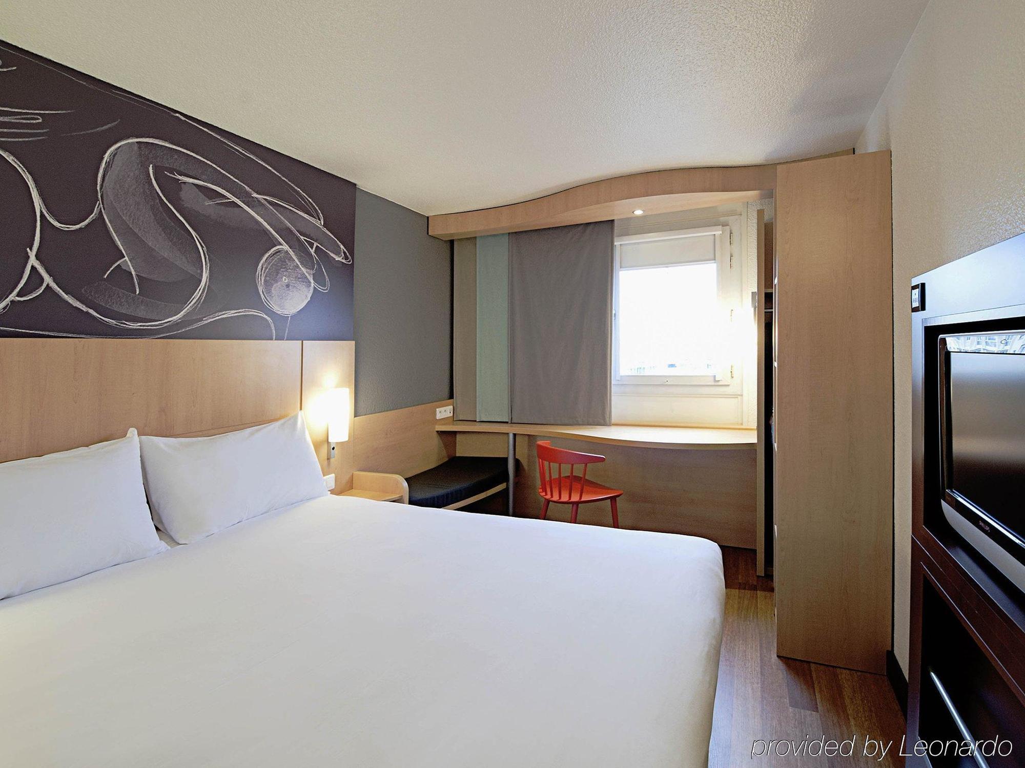 Ibis Montceau Les Mines Hotel Bagian luar foto