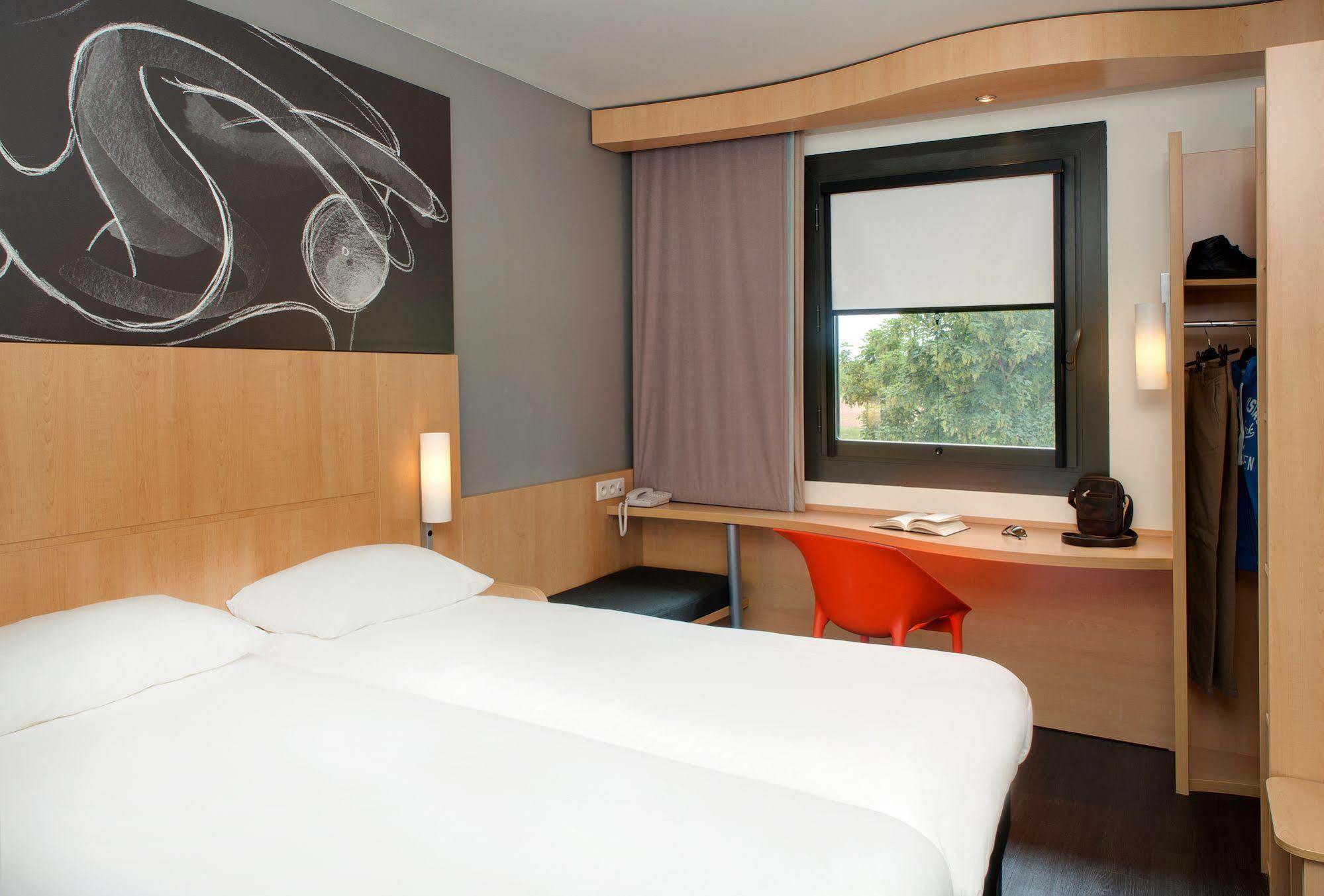 Ibis Montceau Les Mines Hotel Bagian luar foto